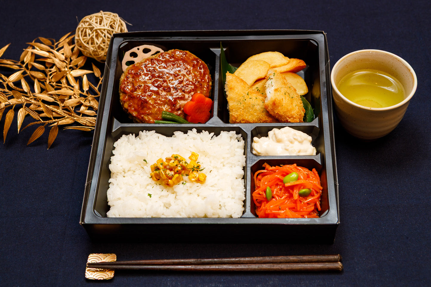 黒トリュフ醤油ハンバーグ と自家製タルタルソースの白身フライ