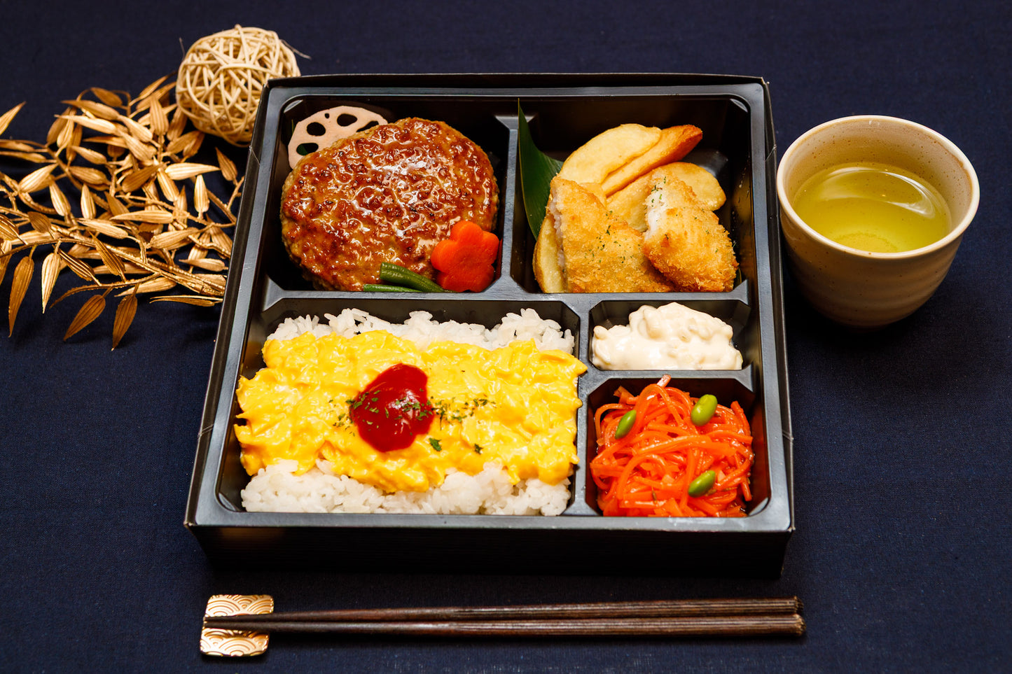 黒トリュフ醤油ハンバーグ、自家製タルタルソース白身フライ、ふわトロ卵