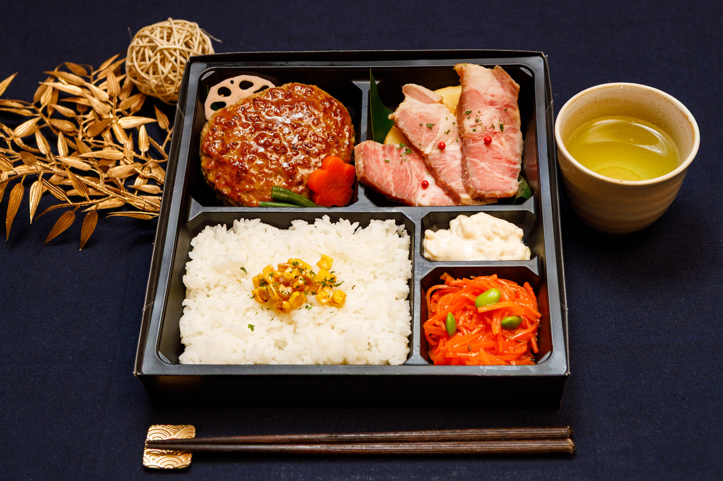 黒トリュフ醤油ハンバーグとMISOローストポーク