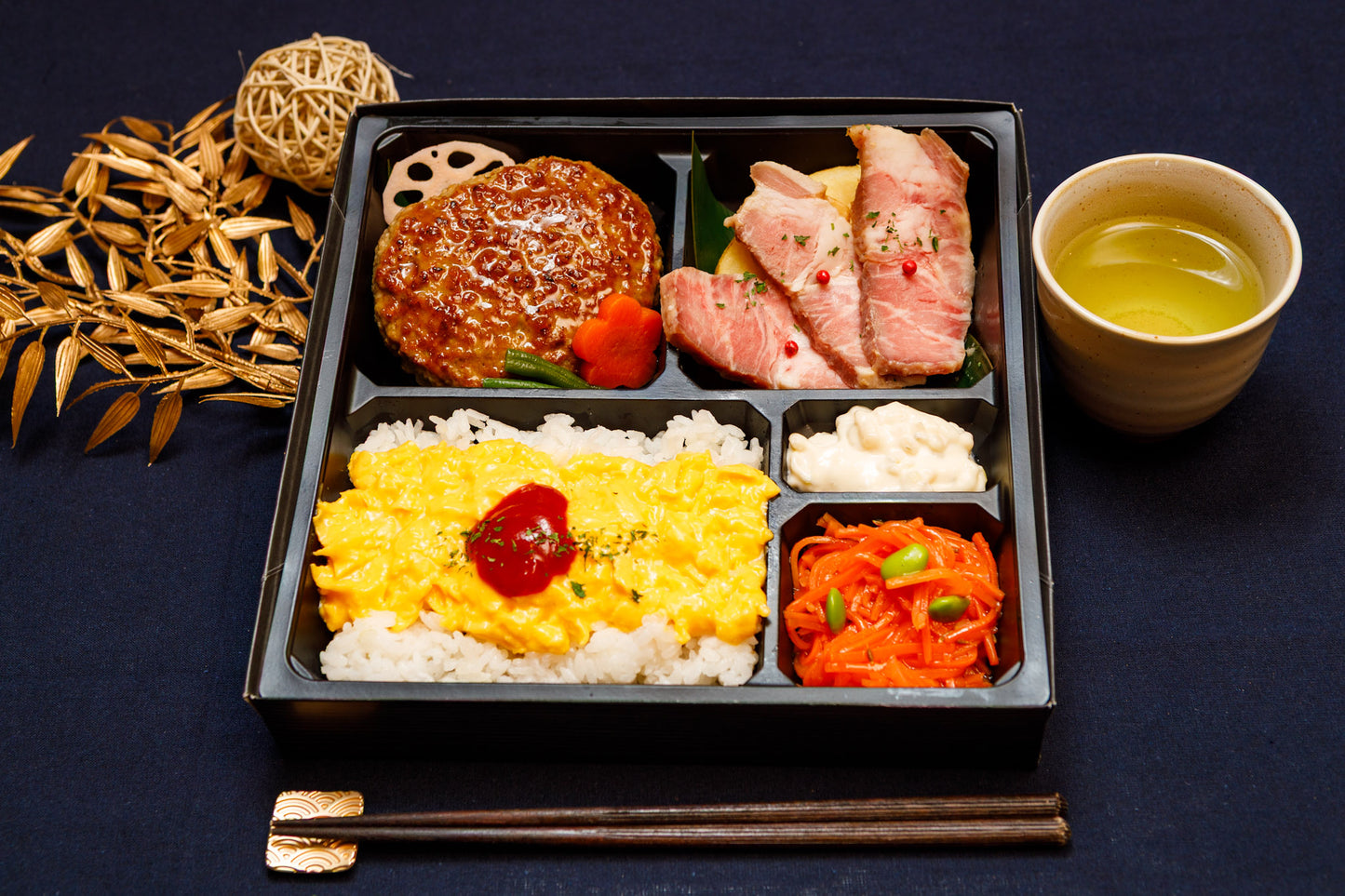 黒トリュフ醤油ハンバーグ、MISOローストポーク、ふわトロ卵