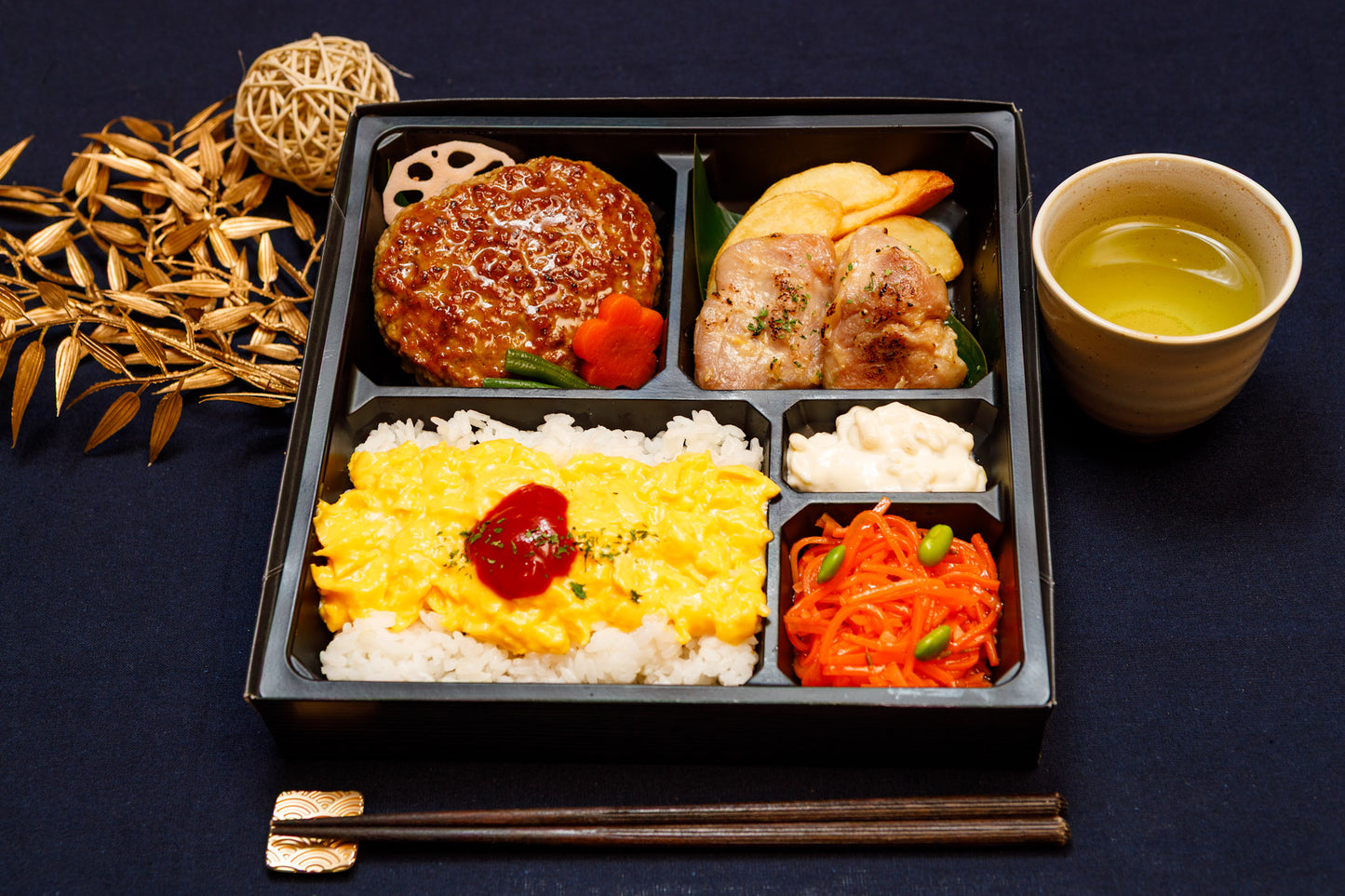 黒トリュフ醤油ハンバーグ、炙りMISOチキン、ふわトロ卵